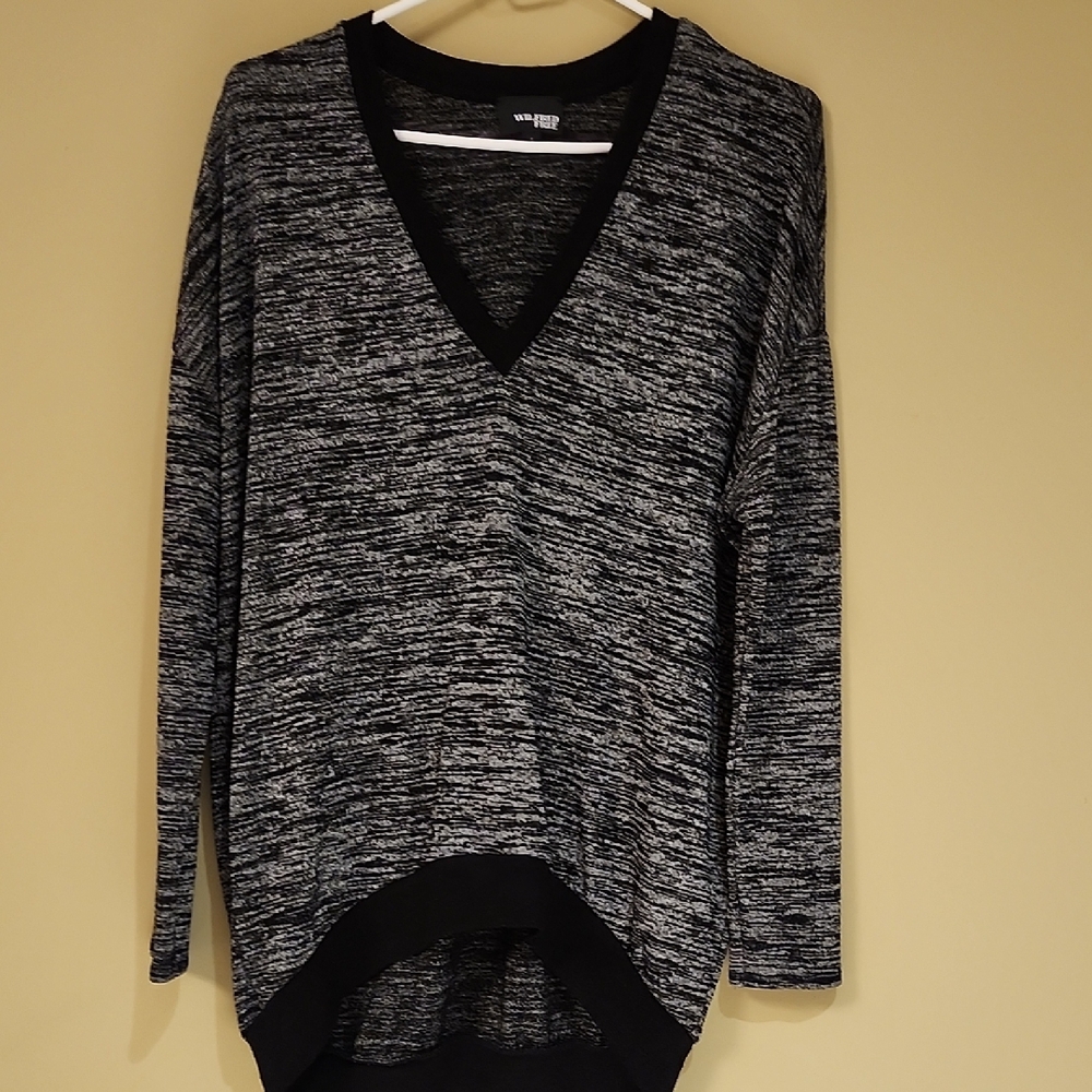 Wilfred Free  Vince Camuto Black and Gray V-Neck Sweater with High-Low Hem